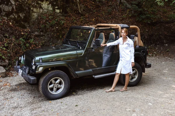 Jonge Vrouw Het Nemen Van Een Foto Met Auto — Stockfoto