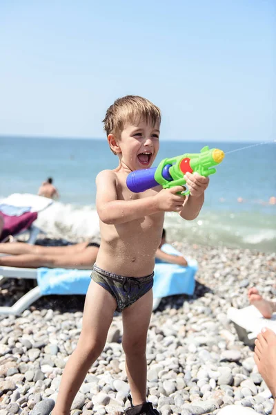 Bambino Con Giocattolo Sulla Spiaggia — Foto Stock