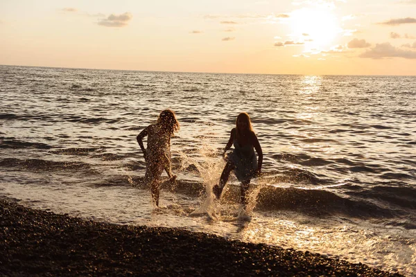 Duas Mulheres Divertindo Praia — Fotografia de Stock