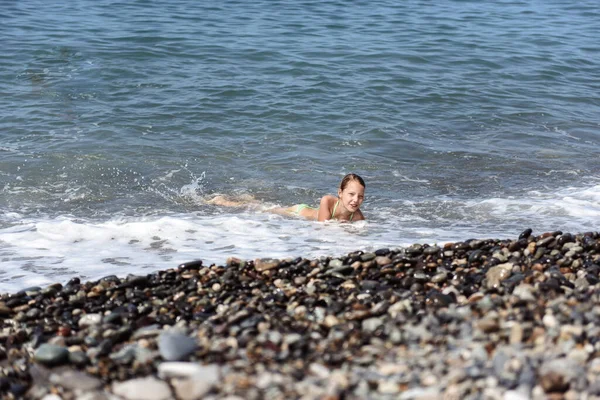 Jong Meisje Badpak Liggend Water Het Strand — Stockfoto