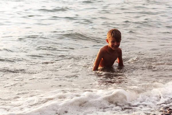 Garçon Debout Dans Eau — Photo