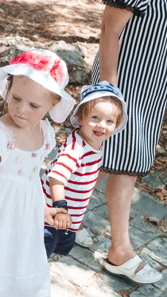 Aranyos Kisgyerekek Sétálnak Szabadban Nyáron — Stock Fotó