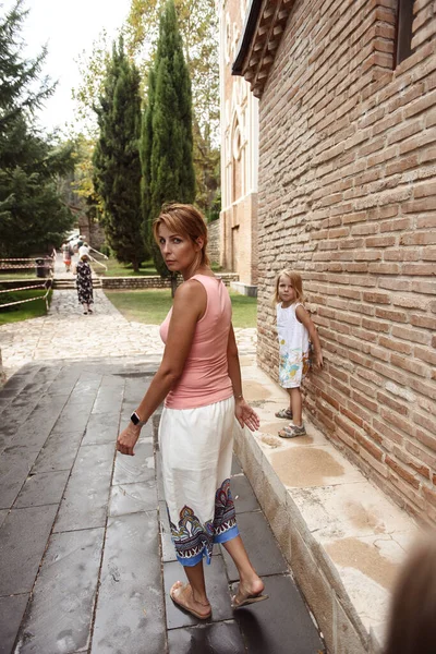 Bela Mãe Filha Andando Jardim Castelo Antigo — Fotografia de Stock