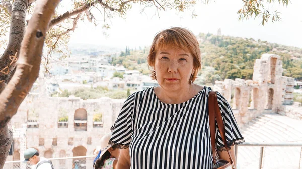 Senior Vrouw Met Oude Vintage Muur Zoek Naar Camera — Stockfoto