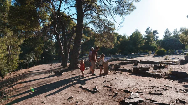 Familie Besucht Alte Ruinen Stockfoto