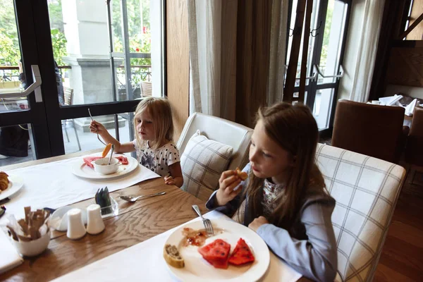 Дві Дівчини Снідають Кафе Стокова Картинка