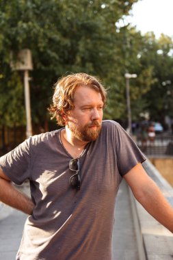 Dışarıdaki sakallı adam.