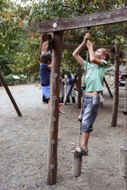 çocuklar parkta oynarken