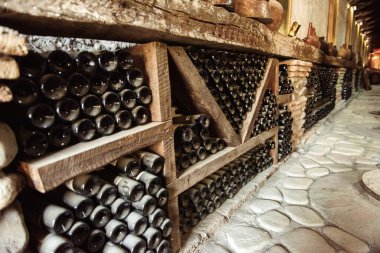 şarap şişeleri üst üste