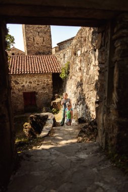 Anne ve oğulları merdivenlerde duruyordu.