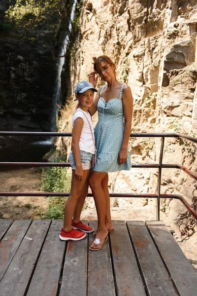 Mãe Filha Posando Pela Cachoeira — Fotografia de Stock