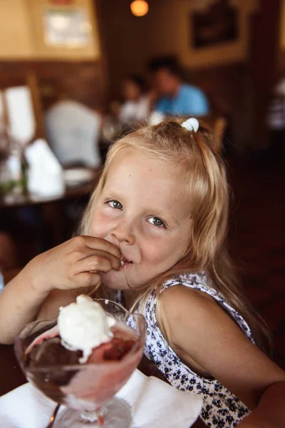 Портрет Милой Маленькой Девочки Кушающей Мороженое Улыбающейся Камеру — стоковое фото
