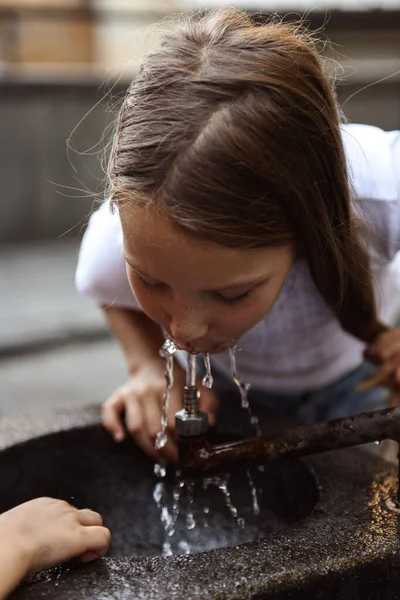 Dökümhanede su içen kız