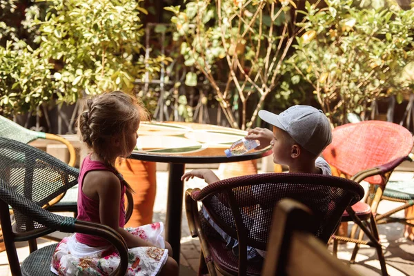 Two Kids Sitting Bench Cafe — Stock Photo, Image