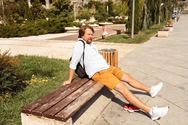 Homem Sentado Banco Relaxante — Fotografia de Stock