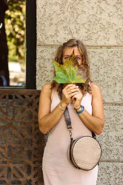 Mujer Sosteniendo Una Hoja Grande — Foto de Stock