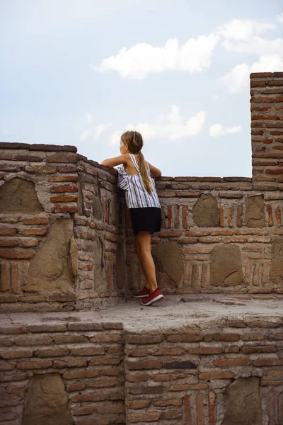 Jeune Fille Sur Fond Vieux Mur Briques — Photo