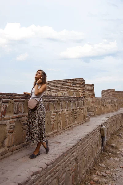 Belle Femme Debout Sur Dessus Château Médiéval — Photo