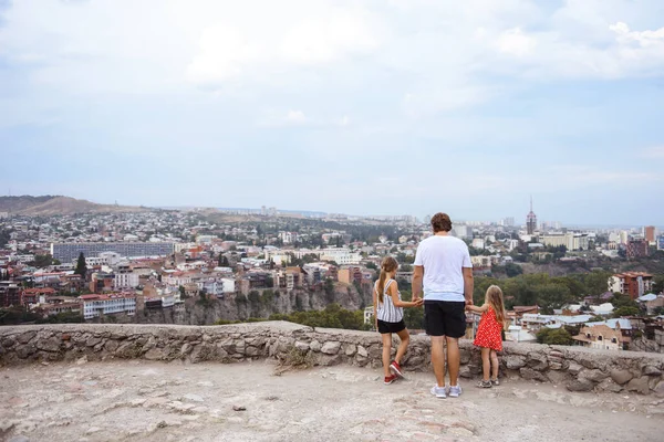 Baba ve kızları şehre bakıyor.