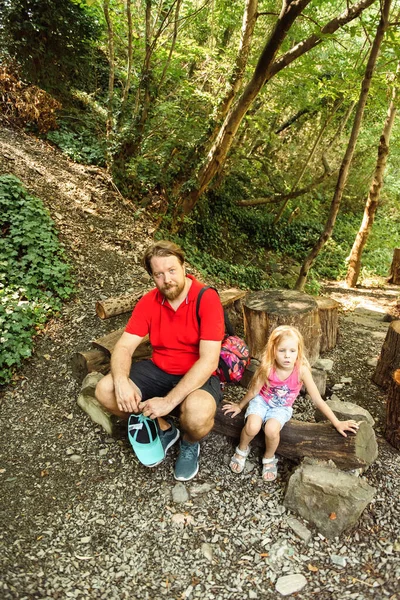 Vater Und Tochter Sitzen Wald — Stockfoto