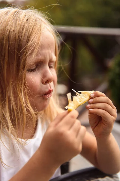 Liten Flicka Äter Bit Citron — Stockfoto