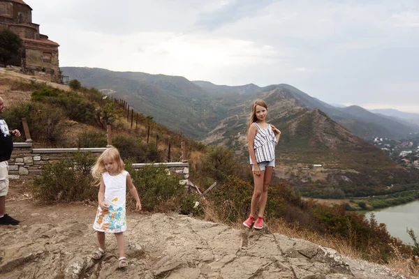 Zwei Mädchen Spielen Draußen — Stockfoto