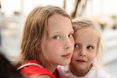 İki güzel küçük kız süt kokteyli içiyor.