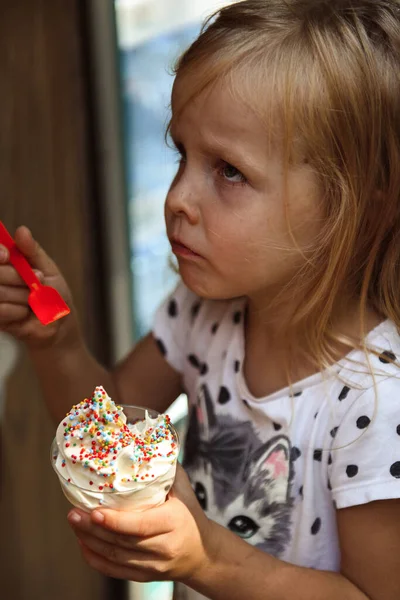 Маленькая Девочка Ест Мороженое Брызгами — стоковое фото