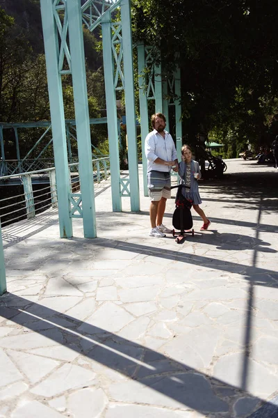 Papa Dochter Wandelen Door Stad Drinken Mineraalwater — Stockfoto