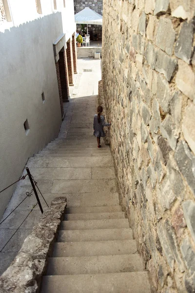 Liten Flicka Promenader Gamla Stan Georgia Sommaren — Stockfoto