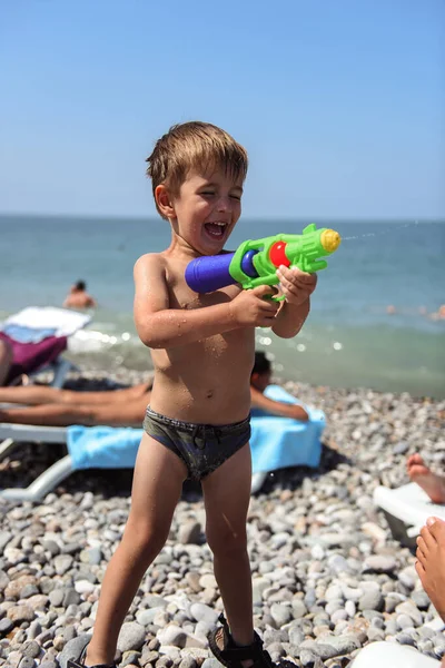 Ragazzino Che Gioca Con Una Pistola Acqua Riva Mare — Foto Stock