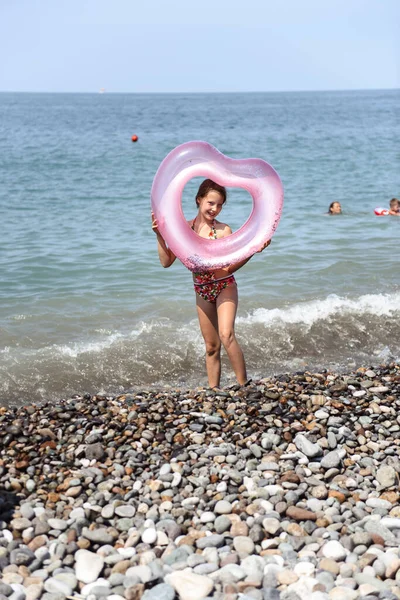 Ragazza Costume Bagno Sulla Riva Del Mare Tra Onde — Foto Stock