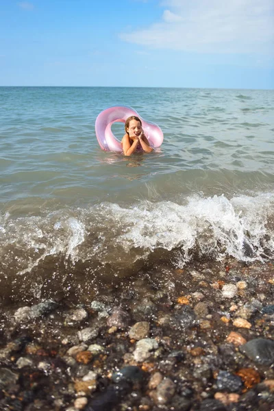 Chica Traje Baño Orilla Del Mar Las Olas — Foto de Stock