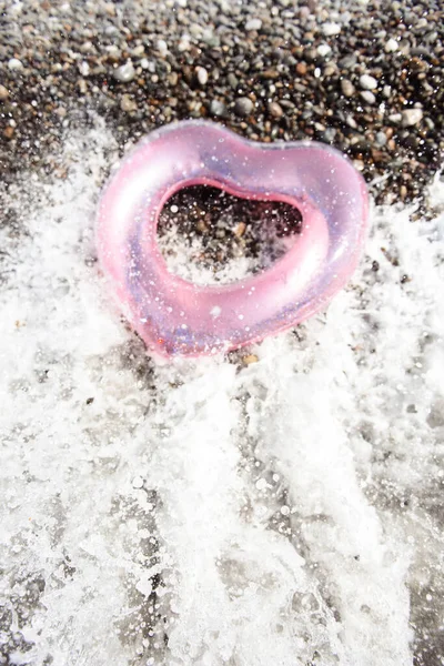 Anel Inflável Deitado Sobre Pedras Pelo Mar — Fotografia de Stock