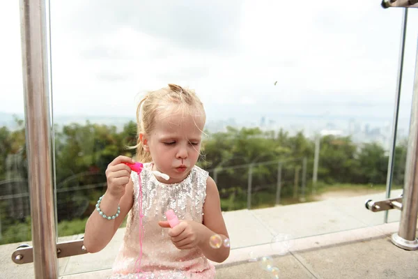 Fille Faisant Des Bulles Savon Sommet Des Montagnes Dans Café — Photo