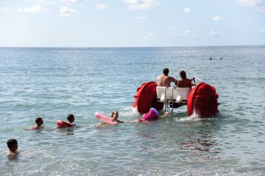 Denizde katamaran süren bir aile