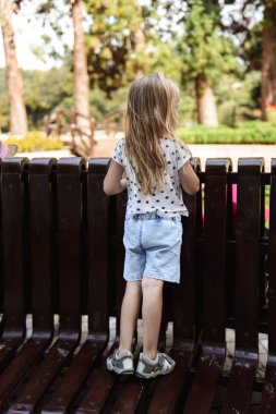 Şehirde gezinen bir kız.