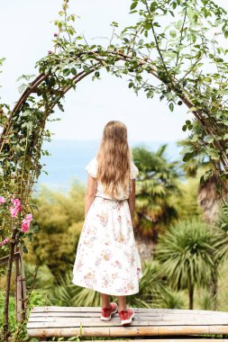 Parkta yürüyen kız.