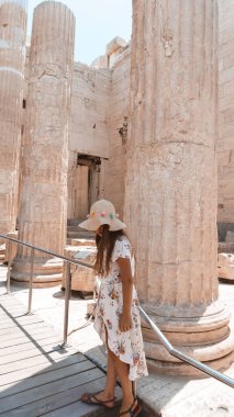 Amfitiyatroda yürüyen insanlar.