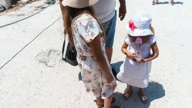 Amfitiyatroda yürüyen insanlar.