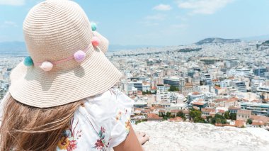 Amfi tiyatronun arka planında arkadan bir kızın görüntüsü