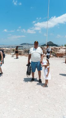 Büyükbabam ve torunum amfitiyatronun arka planında yürüyorlar.