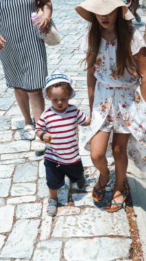 Aile yaz parkında yürüyor.