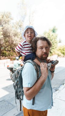 Aile yaz parkında yürüyor.