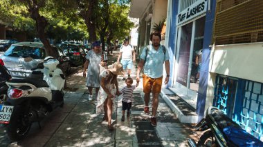 Aile yazın şehirde dolaşıyor.