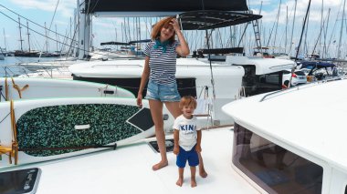 Annem yatta çocuklarla yürüyor.