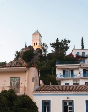 Şehrin ve saat kulesinin manzarası