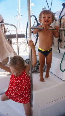 Yatta oynayan çocuklar