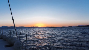 Günbatımında yattan görüntü