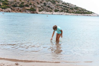 Denize bir tekne gönderen kız